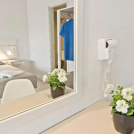 Gregory Peck Beach Break Hotel *